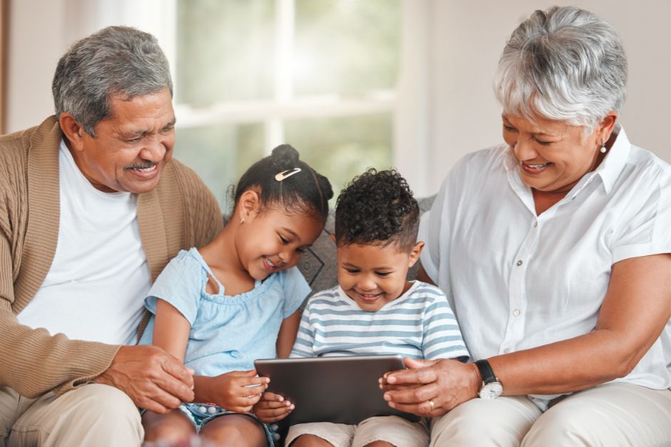 Schwerhörige Großeltern, die durch digitale Zugänglichkeit eine Verbindung zu ihren Enkelkindern aufbauen